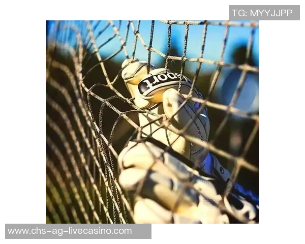 全面解析足球守门员装备的选择与使用技巧提升比赛表现 全面解析足球守门员装备的选择与使用技巧提升比赛表现